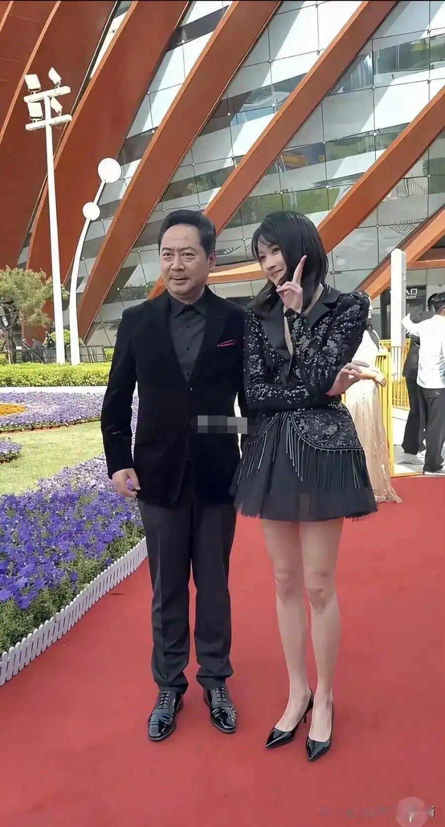 这关晓彤的大长腿又长又直，跟莫文蔚都有的比了。真的没想到，她的身材居然这么好，本