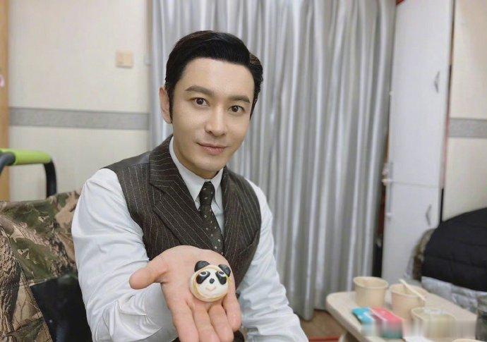 黄晓明说小海绵长得像自己性格却像妈妈黄晓明因为小海绵全家搬到上海一半帅气颜值来自