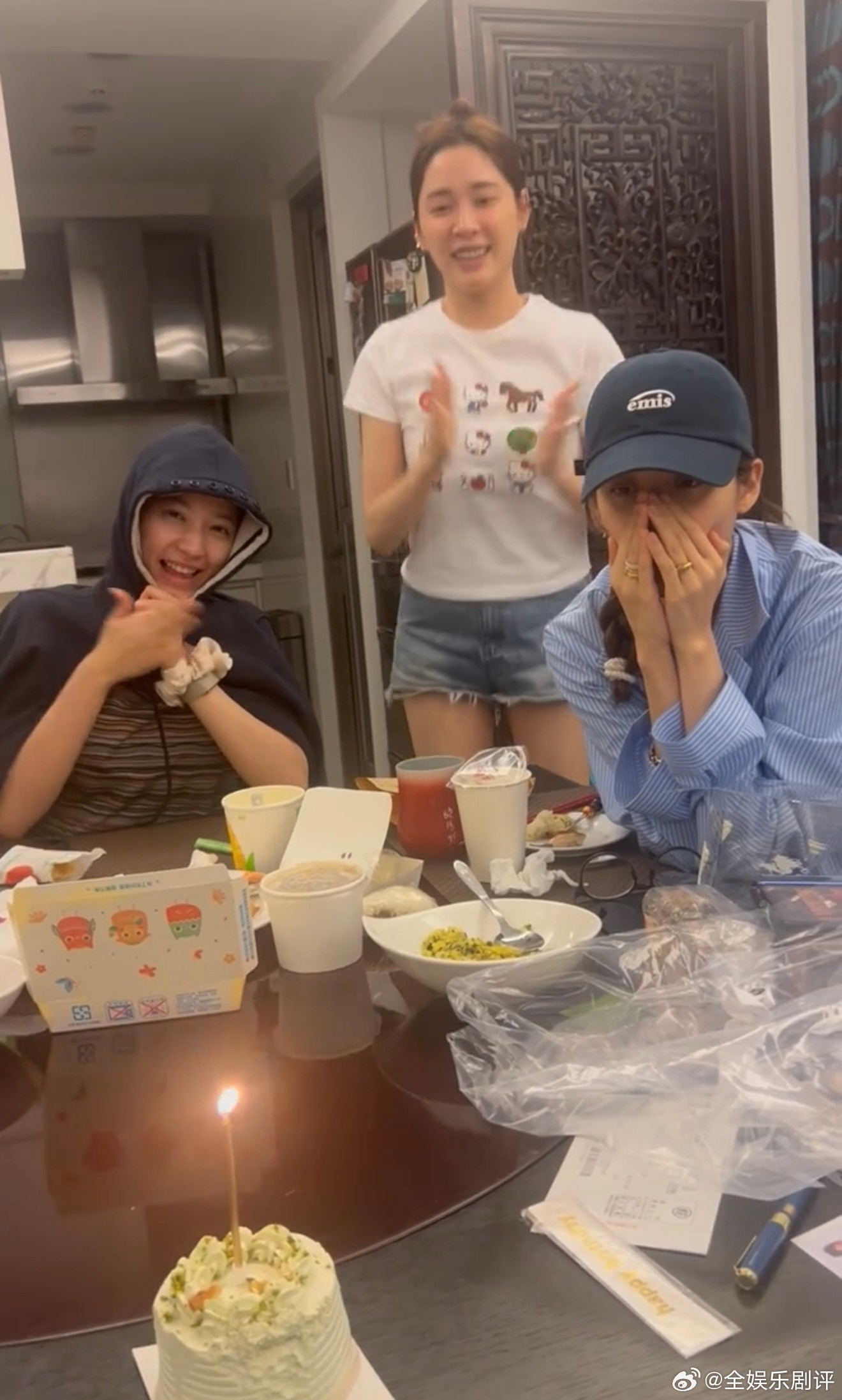 欧阳娜娜三姐妹为妈妈庆生欧阳娜娜三姐妹给妈妈庆生🈶~欧阳娜娜三姐妹给妈妈庆生d