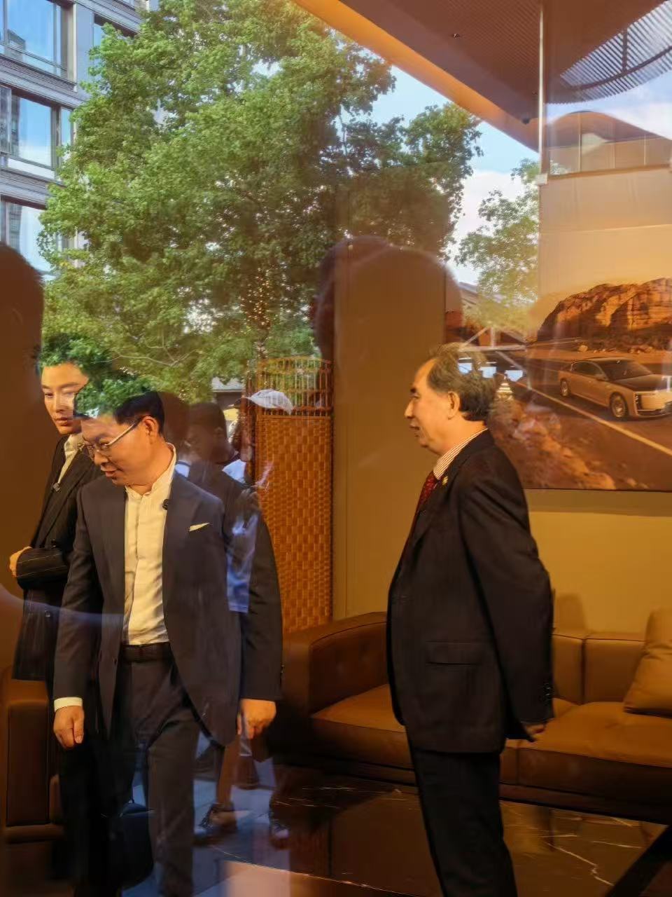 余承东上海交付新车本次交付盛会的嘉宾阵容暗藏不少看点。余承东亲自到场，与一众到