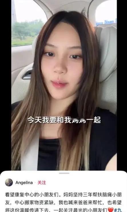 贾乃亮的内心是复杂的吧！如果不是女儿的邀请，我想他应该不会再跟前妻同框了吧，虽然他的笑容一点都不牵强