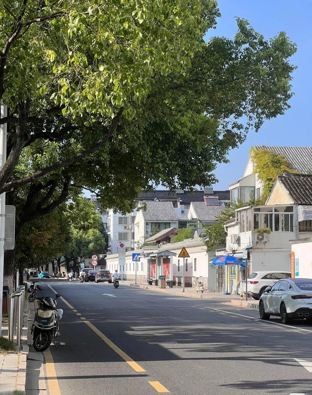 为什么苏州不是长三角三大城市？苏州经济实力仅次于上海高于南京杭州，人口也有上千