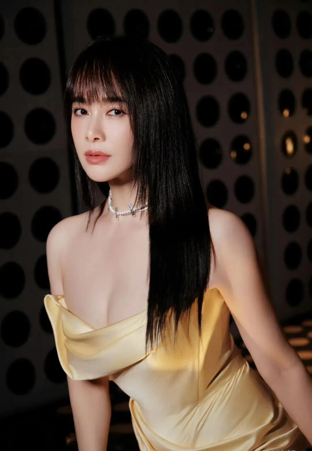 左小青状态真绝了！淡黄色缎面长裙，把身材优势展现得恰到好处。自带温婉大气的气质