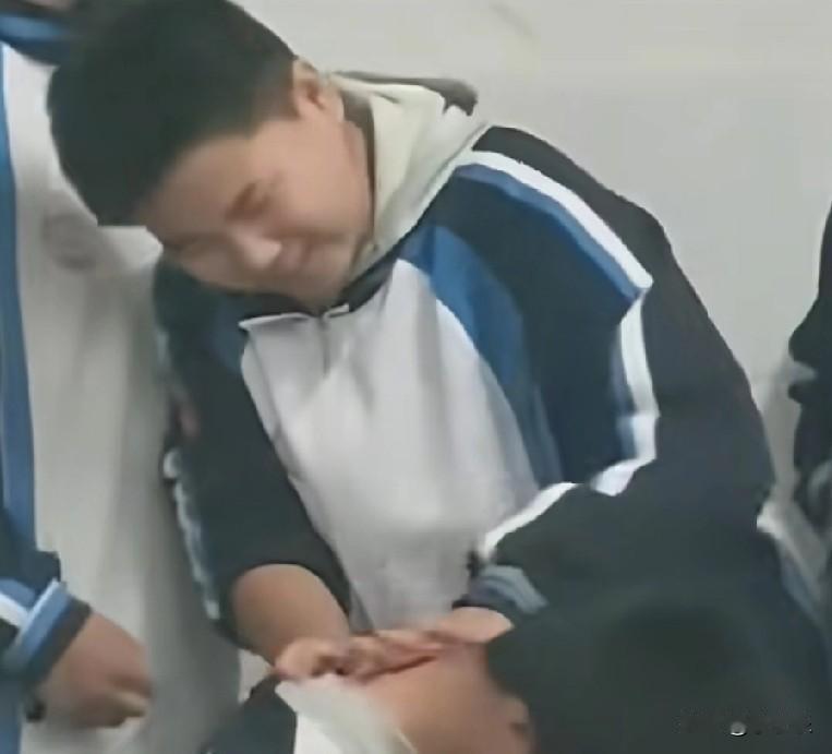 12月4日，山东德州，一学生高烧到39.5度，老师赶忙通知了家长，家长称还要半小