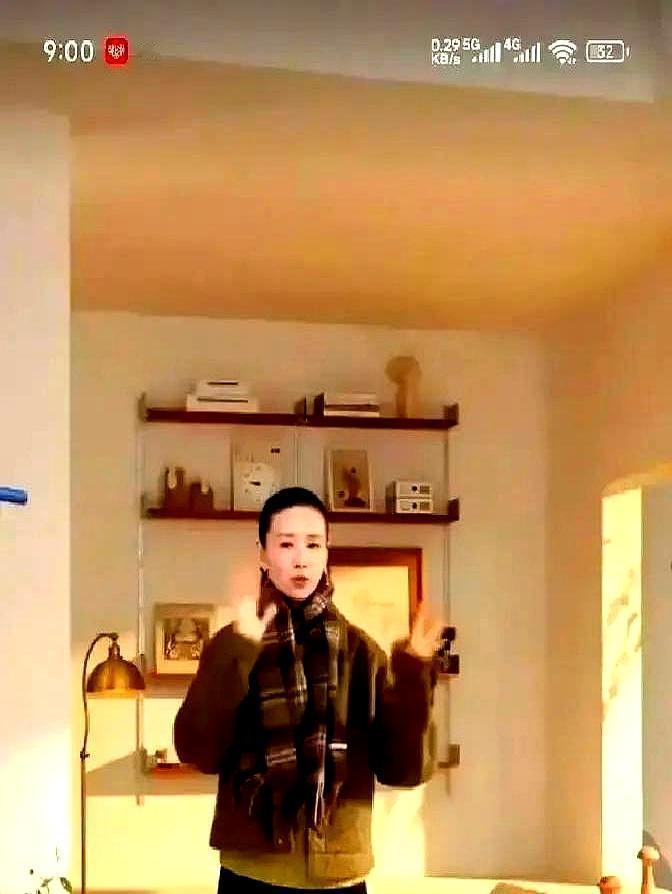 零下雪地里，董洁拿起剪刀，当场剪开一件6000块的羊绒大衣，直播间瞬间炸了。