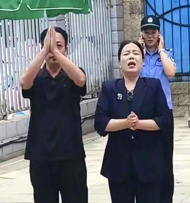 熊磊的律师终于露出了正脸！小熊与律师都是笑容满面，满不在乎的样子！也不知道是