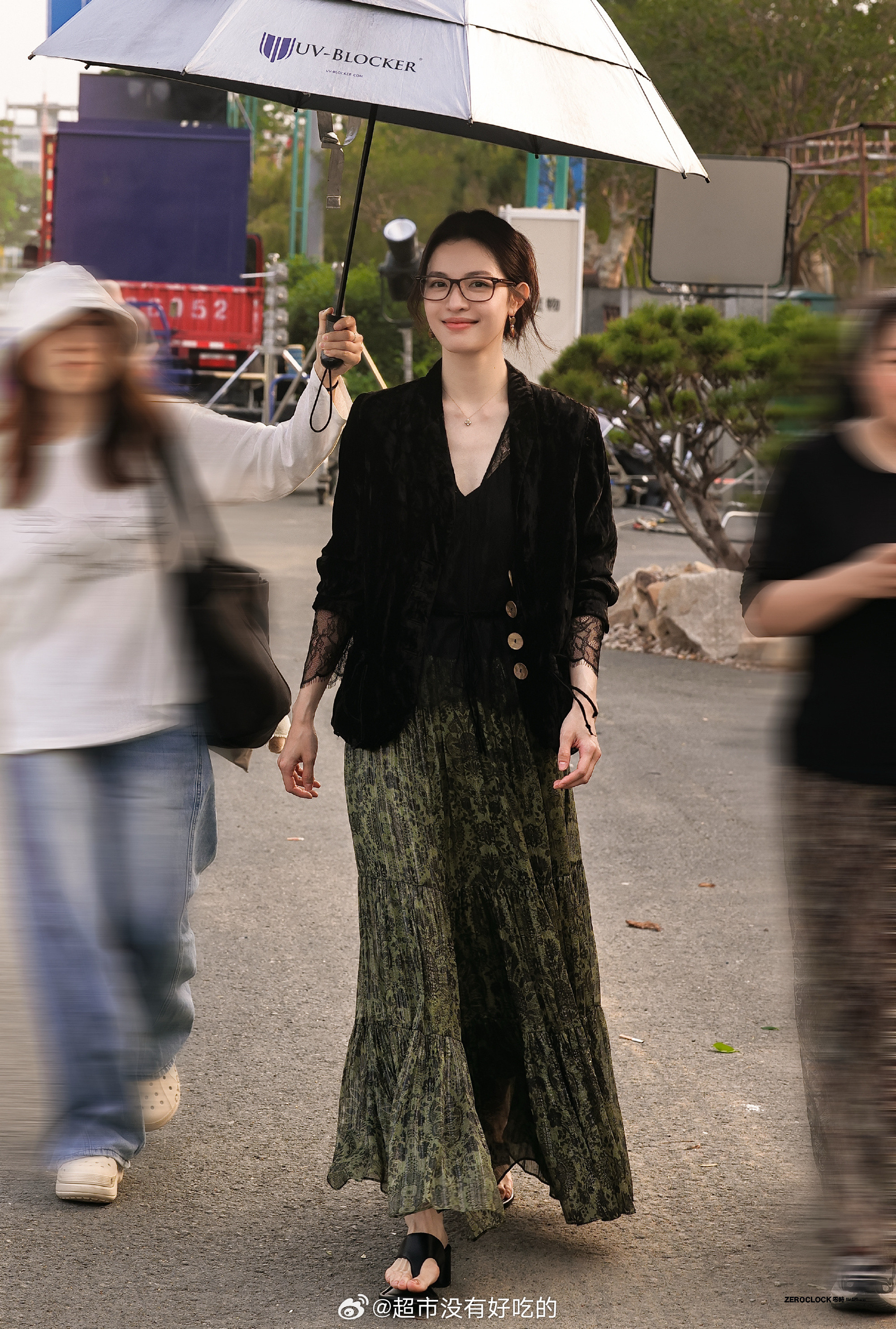 钟楚曦听到身材很曼妙的反应钟楚曦《爱情慢慢》最新路透饭拍温柔到想晕倒在姐姐怀里，