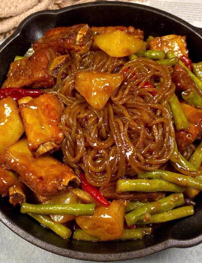 排骨豆角炖粉条😋巨巨巨好吃～里面的粉条吸满了汤汁土豆糯糯的搭配豆角一起吃，真的