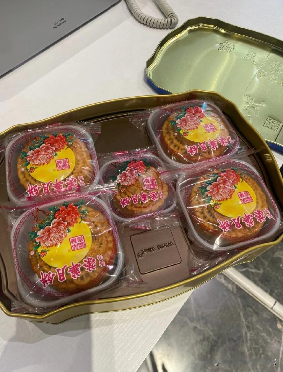 公司发的荣华月饼五人分！公司发了盒颜值拉满的荣华月饼，本以为是中秋福利天花