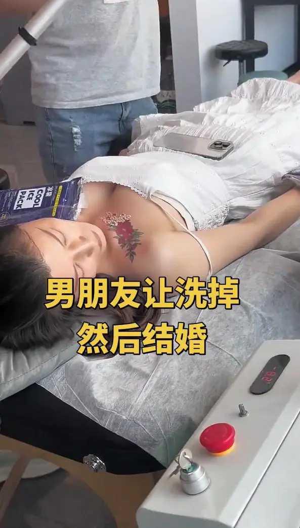 一女子去洗纹身。师傅说，纹身很很好看，干嘛洗掉？女子说，他说了，我把纹身洗了