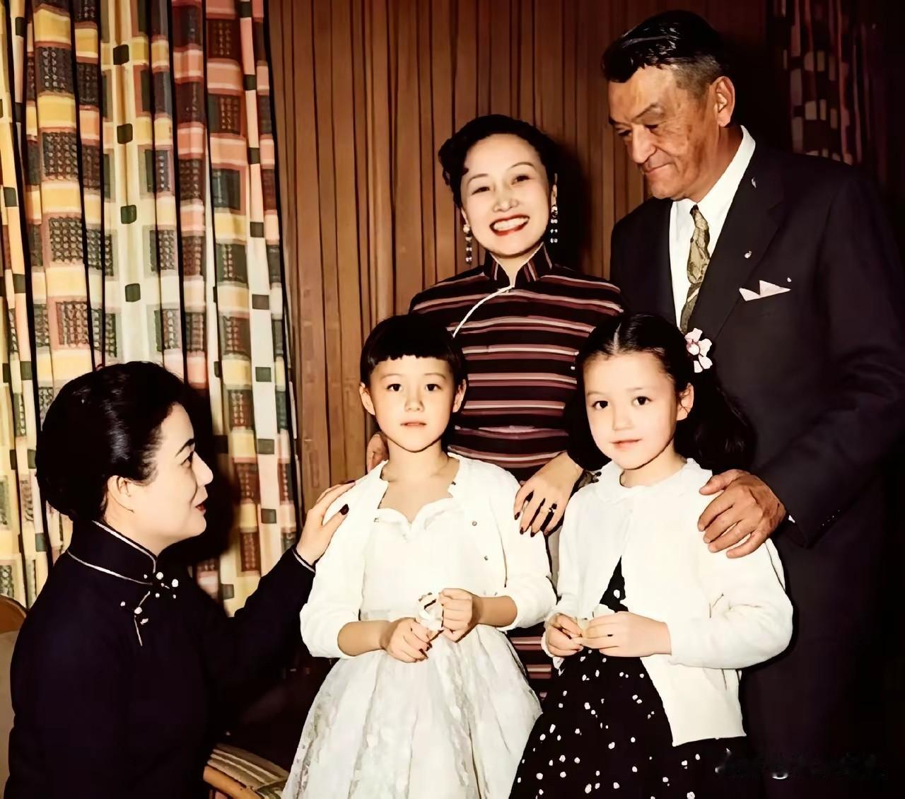 50年代，宋美龄做客陈纳德家中。陈香梅笑容甜美，陈纳德看着孩子，眼神十分慈祥。单