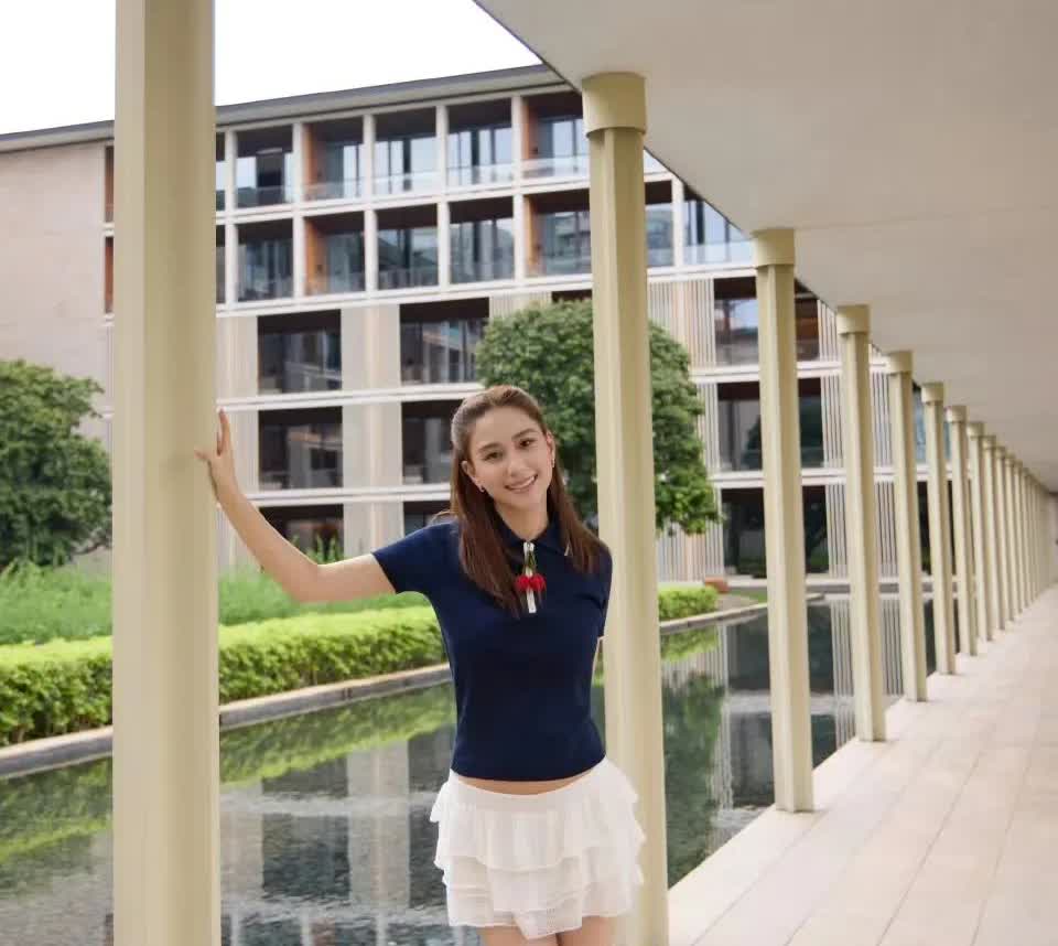 何超莲六一晒美照，打扮甜美似少女，大长腿格外抢镜！