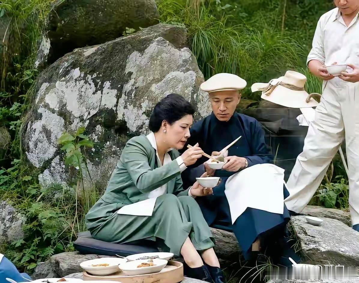 1946年，庐山。蒋介石和宋美龄于山间野炊。老蒋一辈子最骄傲的事就是炒饭和写日记