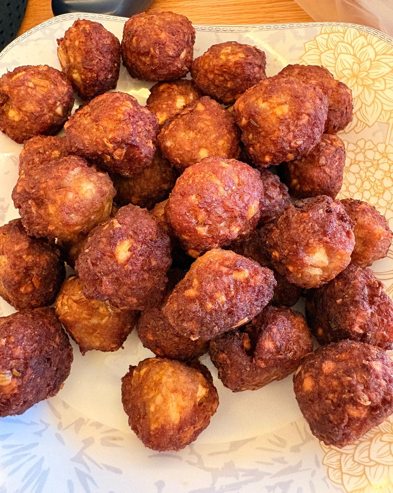 有没有发现一个问题？现在正规的英语专业的大学生，出来找工作还真不容易。因为竞争