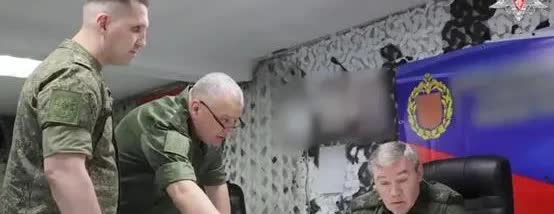 俄乌最大的区别在于，俄军高层去了前线，而乌军高层的家属去了美国享受生活！当地时间