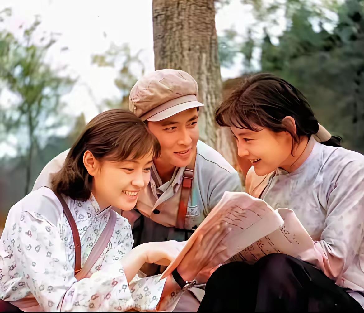1979年拍摄这部影片时，刘晓庆跪爬石阶磨破了好几条裤腿，唐国强还是银幕上鲜少露