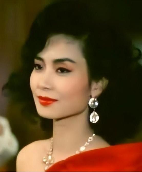 1982年，赌王何鸿燊对19岁的邝美云说：靓女，有没有兴趣做我的姨太太呀？话音刚