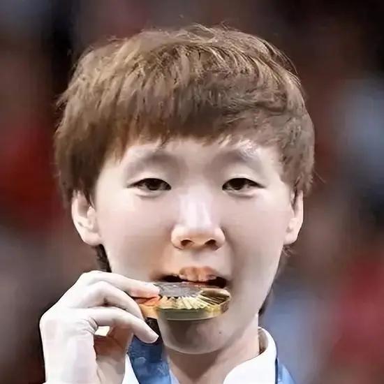 王曼昱：赛场内外，皆是闪耀的冠军之光冠军奖金刚到账，王曼昱便毫不犹豫全捐，这