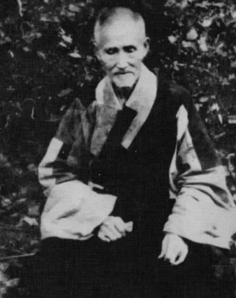 小村庄世代守护一座荒坟，挖开之后，里面竟是失踪的开国大将深山里的无名小村庄，