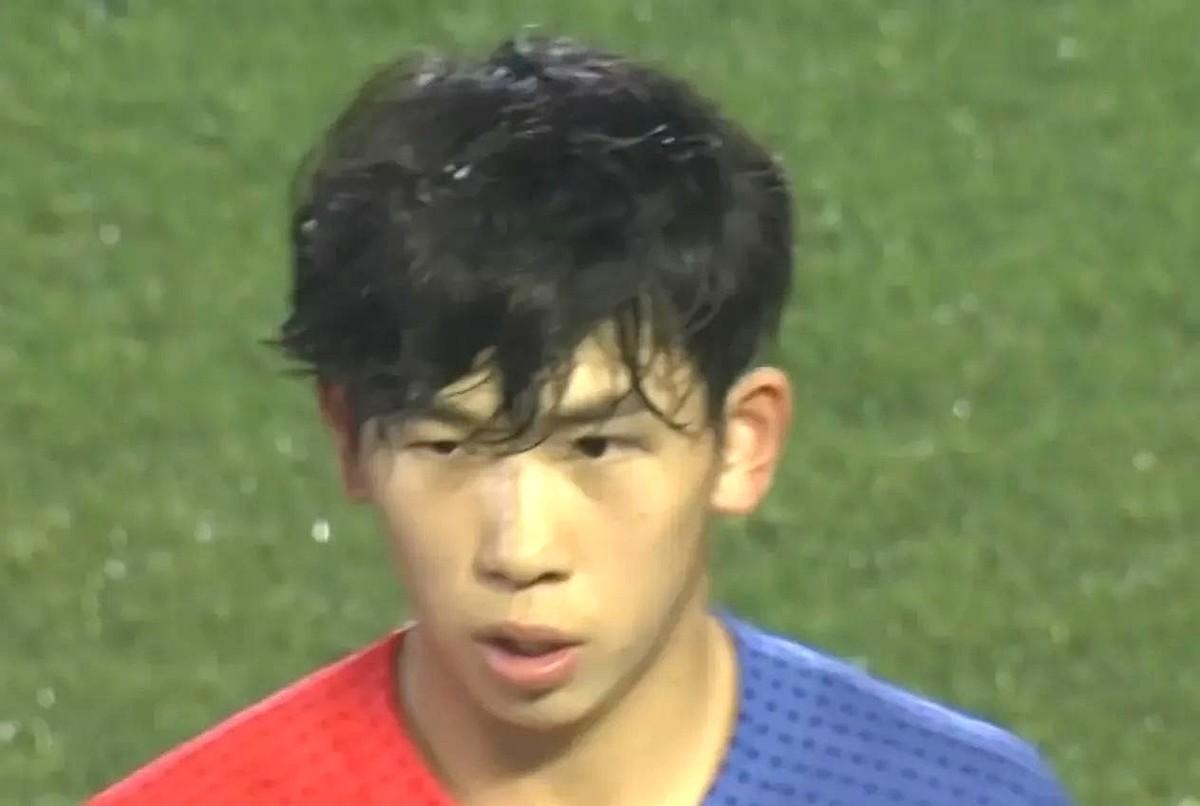 本该进国家队的那个人，现在估计正看着自己的替补，穿上了那件他做梦都想穿的队服。