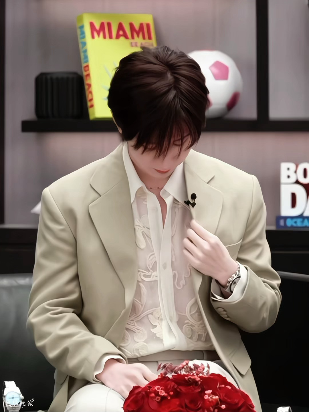 成毅今天直播完全盯手看啊🥺🥺