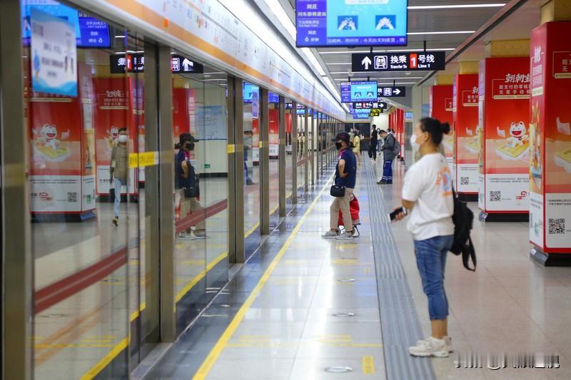 奋进江城，共筑新篇12月的武汉，总带着一种“年底冲刺”的劲头。走在城市里，你能