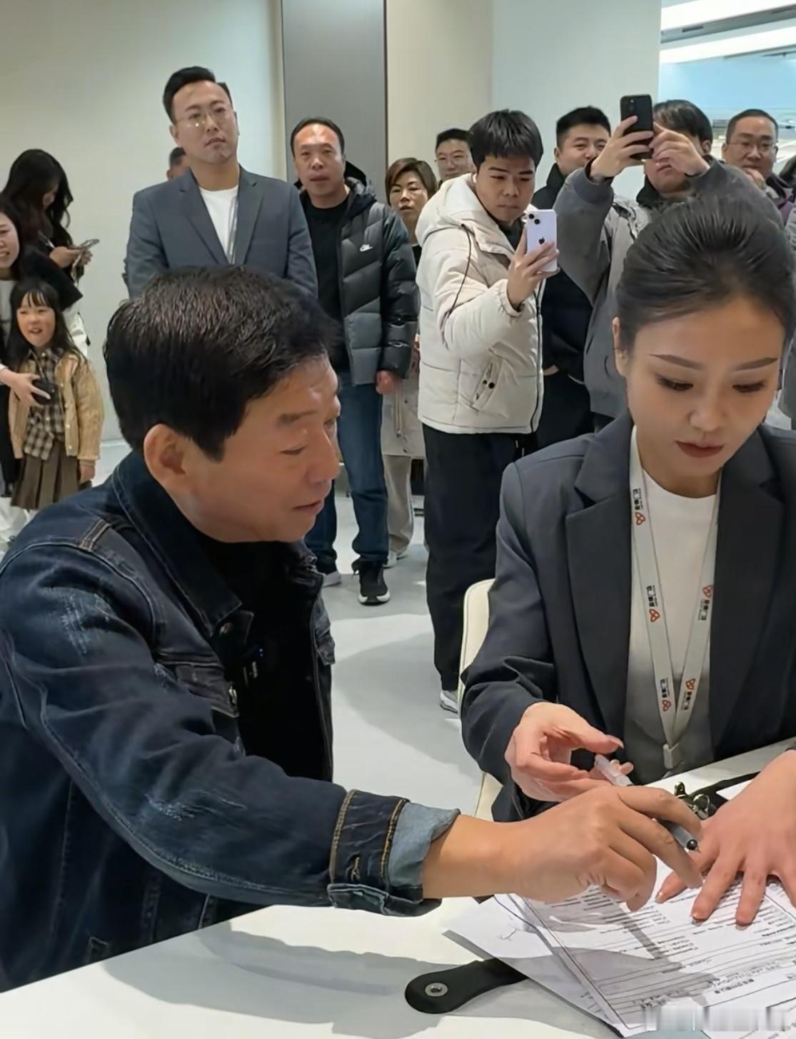 长城的销售正在耐心的给坦克400车主讲解车辆的使用注意事项。双方就坦克400的购