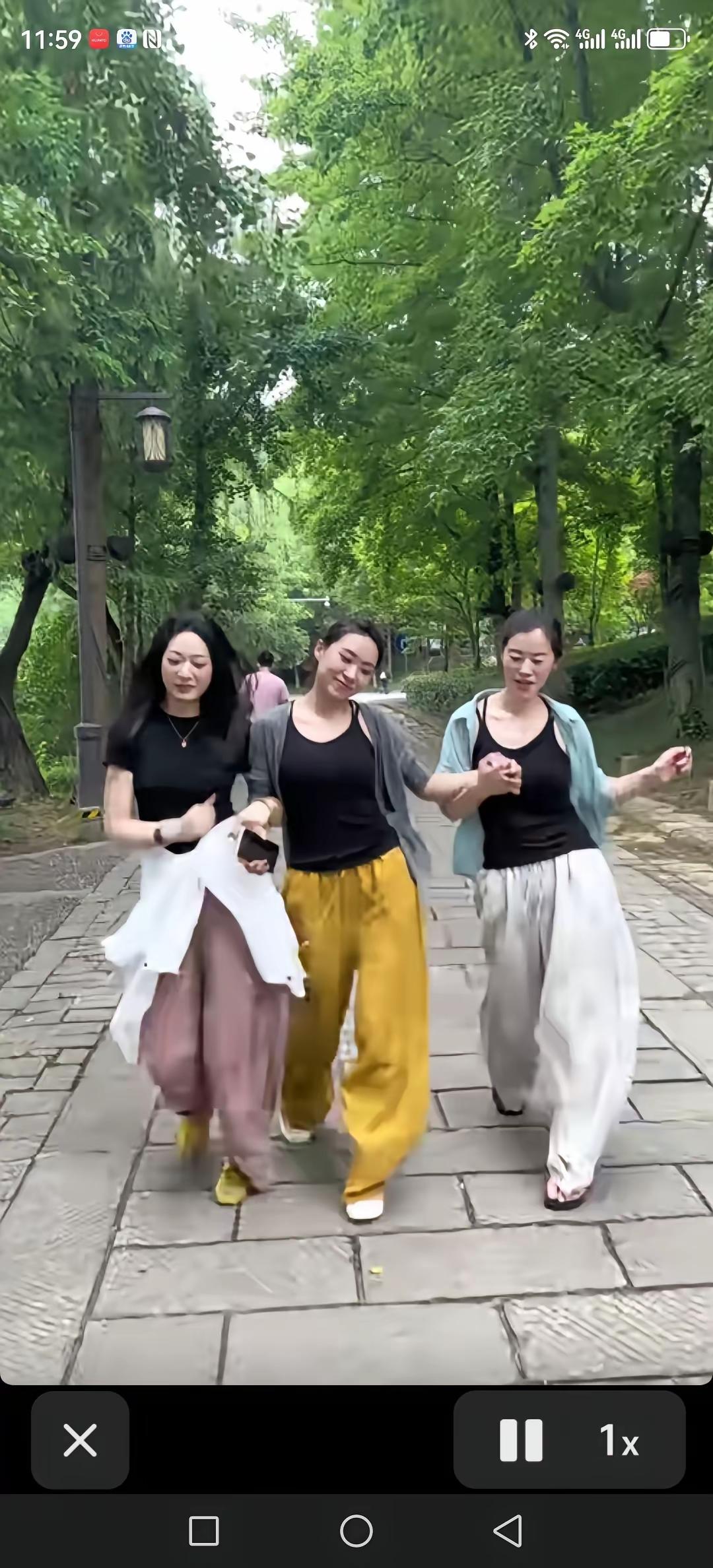哇塞！在公园里，迎面走来三位女士，她们的穿搭着实令人眼前一亮。那种松松垮垮的姿