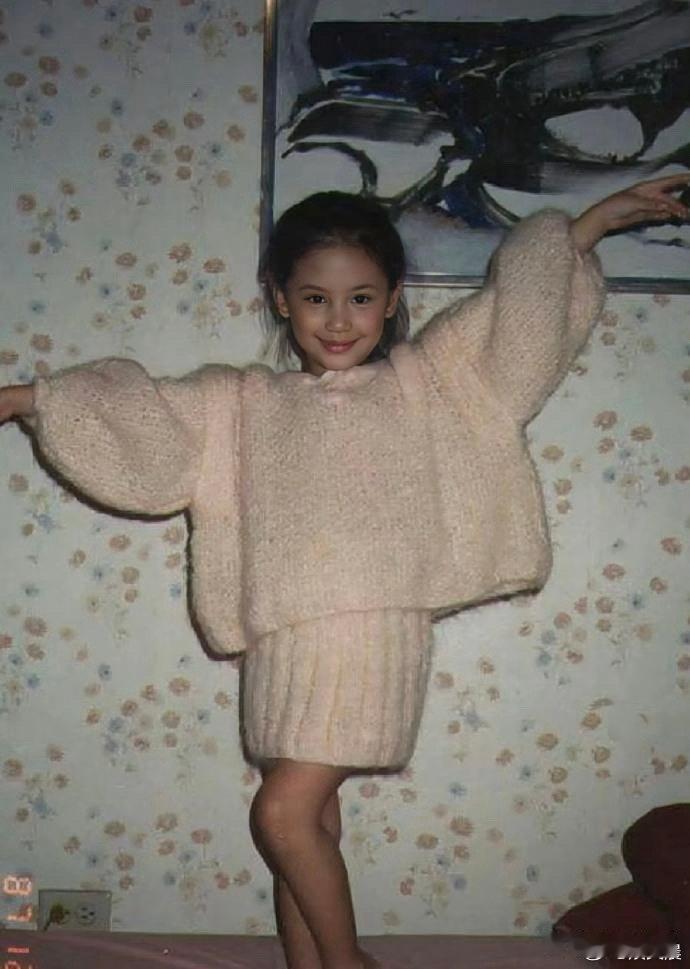 应采儿童年照太绝了！稚嫩脸庞上满是鲜活感，五官精致自带神采，这般好看的儿时模样，