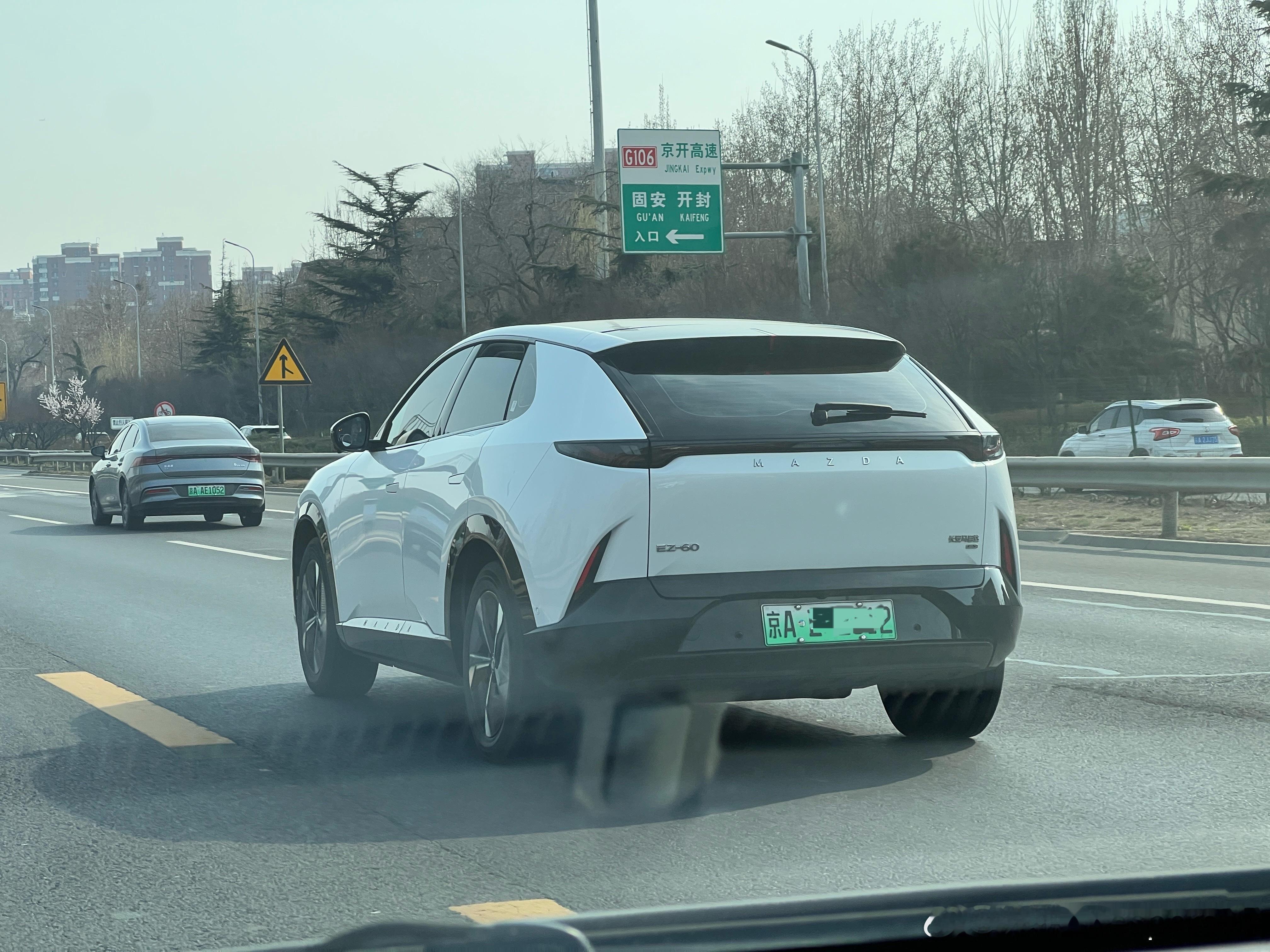 长安马自达EZ-60我还是第一次在北京的街面儿上看见。实际设计给人感觉还不错。个