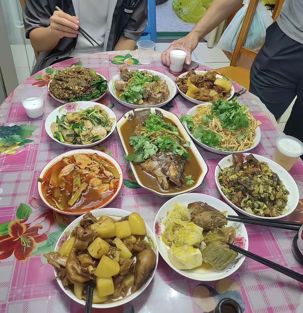 一桌菜引发大讨论，到底哪的菜系？山东网友说：绝对不是山东菜，山东人不会把鸡与土