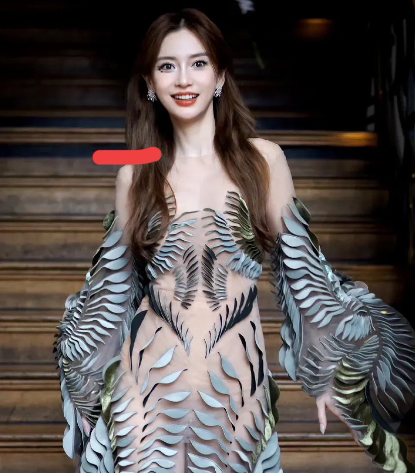 杨颖做梦都没有想到服装师精心挑选的衣服让大家都以为她穿的是透视装，其
