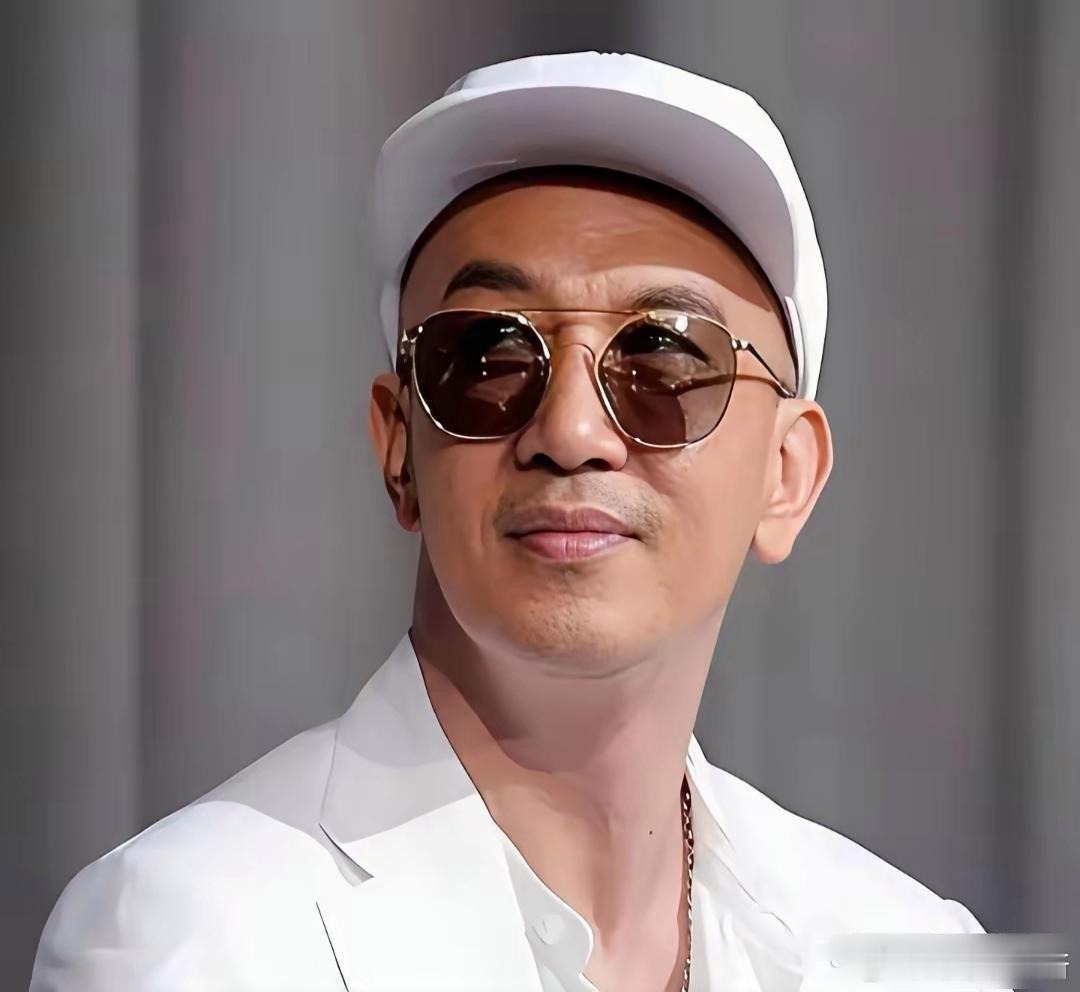 S都离开这么久了，具俊晔留在台湾到底图个啥？他靠什么过日子？小S在节目里透露，姐