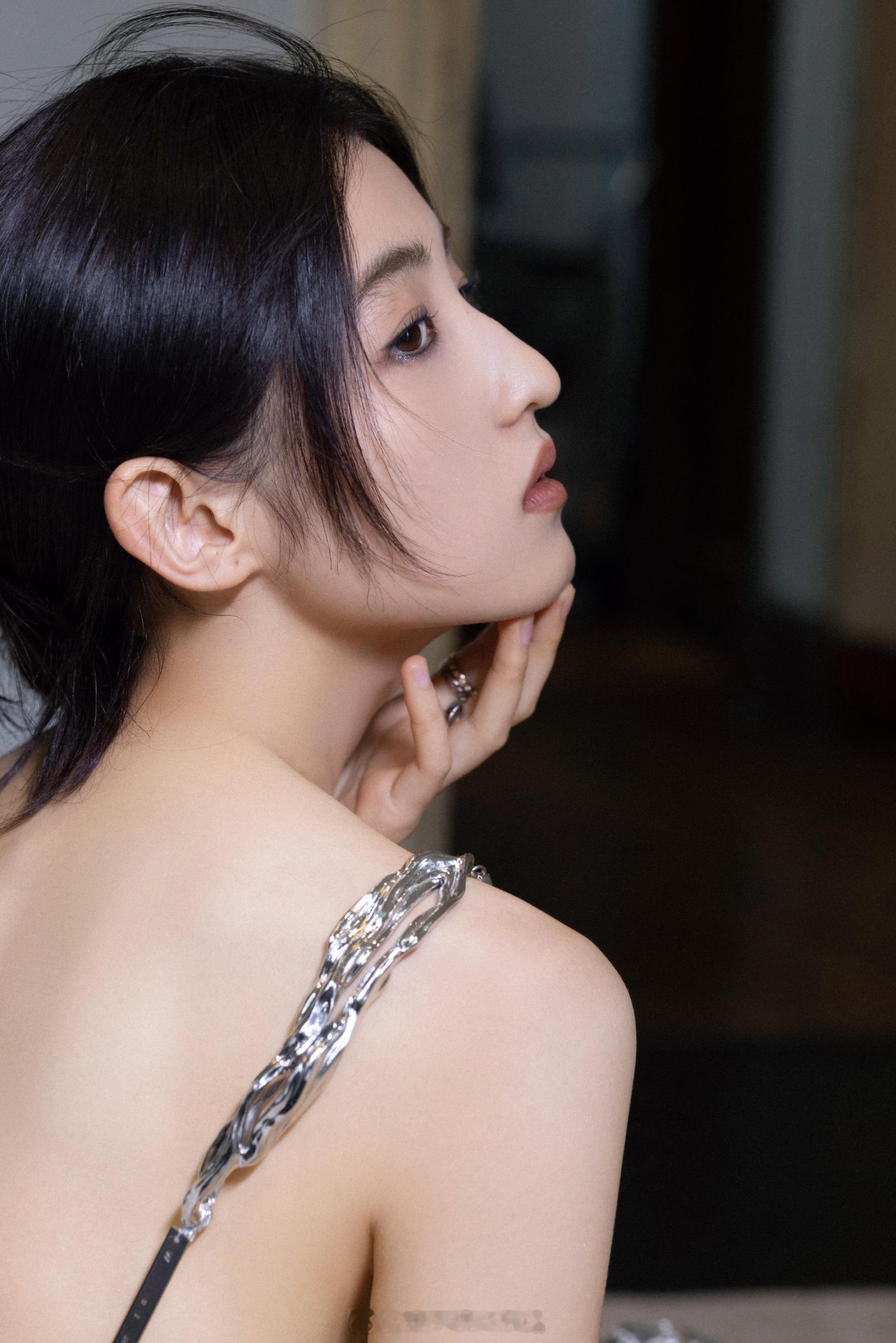 张子枫银色的浪漫少女气
