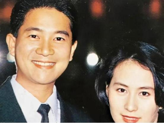 有次记者问何超琼：“您跟许晋亨结婚9年都没生娃，是不是心里一直放不下陈百