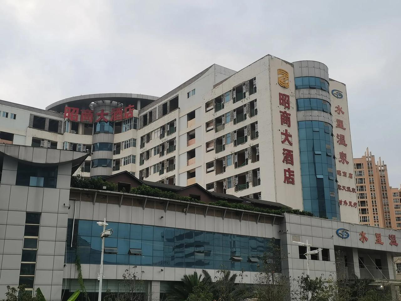 在巫家坝地铁站D出口这里以前是叫昭商大酒店的，里面还有一个水星温泉，由于巫家坝