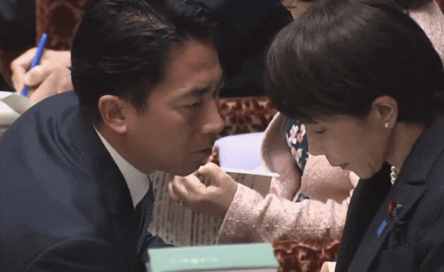 日本防卫大臣小泉进次郎18日发文说：“我收到相关消息称，有政治部记者在今日日本电