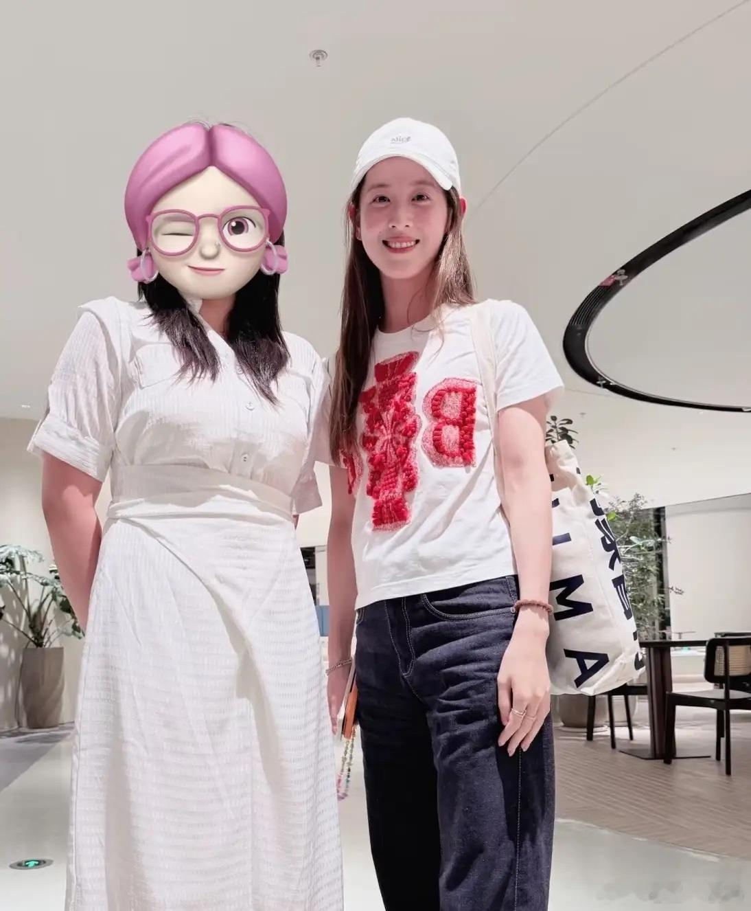 有网友在深圳K11偶遇章泽天，她真人好漂亮，像大学生！有一说一，能凭借美貌出圈的