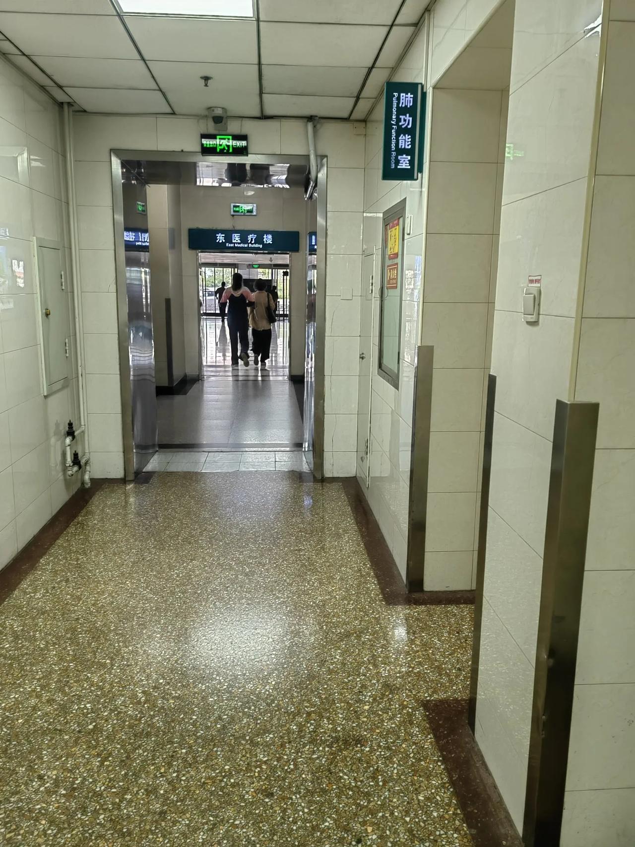 63岁婆婆一路陪着儿媳妇来北京住院治病，异地求医的难处，只有亲身经历才懂。来北