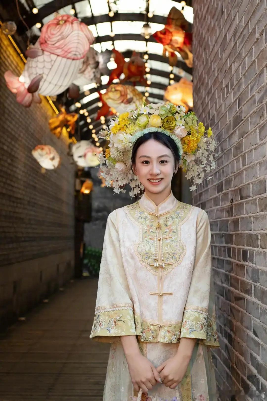 叶一茜晒母女簪花合照，17岁森蝶尽显大家闺秀范，和妈妈越来越像