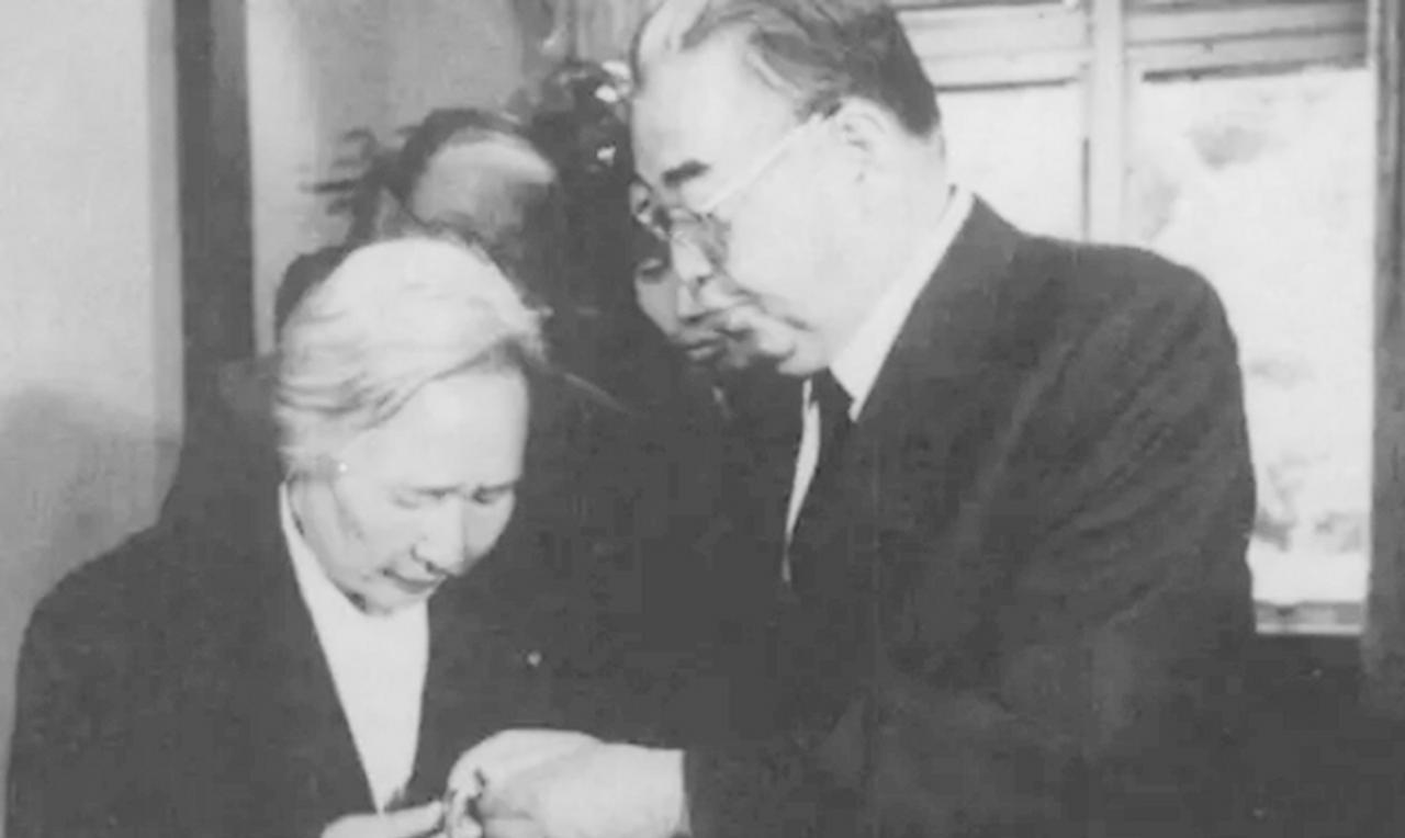 1994年春，金日成在平壤见到一位来自中国的老太太，他眼圈一下就红了，指着她，他