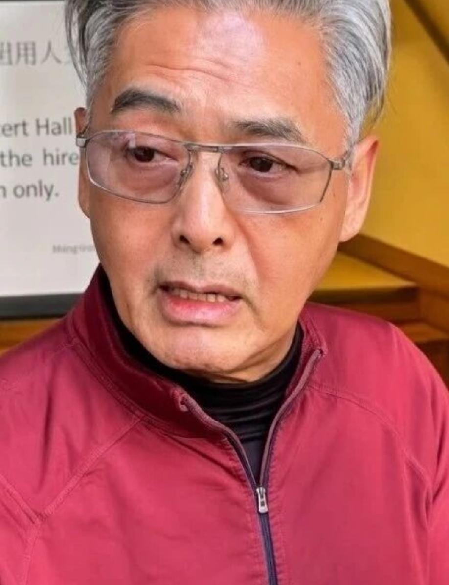 71岁周润发大变样！满头白发疯狂降价卖房，背后真相看哭无数人！谁能接受，曾