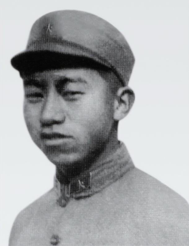 1943年，一个女干部奉命护送男科长去延安，一路上却死盯着他，脑子里只有一个念头