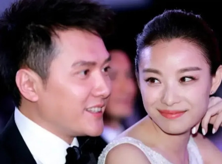 2012年，倪妮和冯绍峰因戏生情，冯绍峰高调宣誓：“如果分手了，我就把名字倒着念