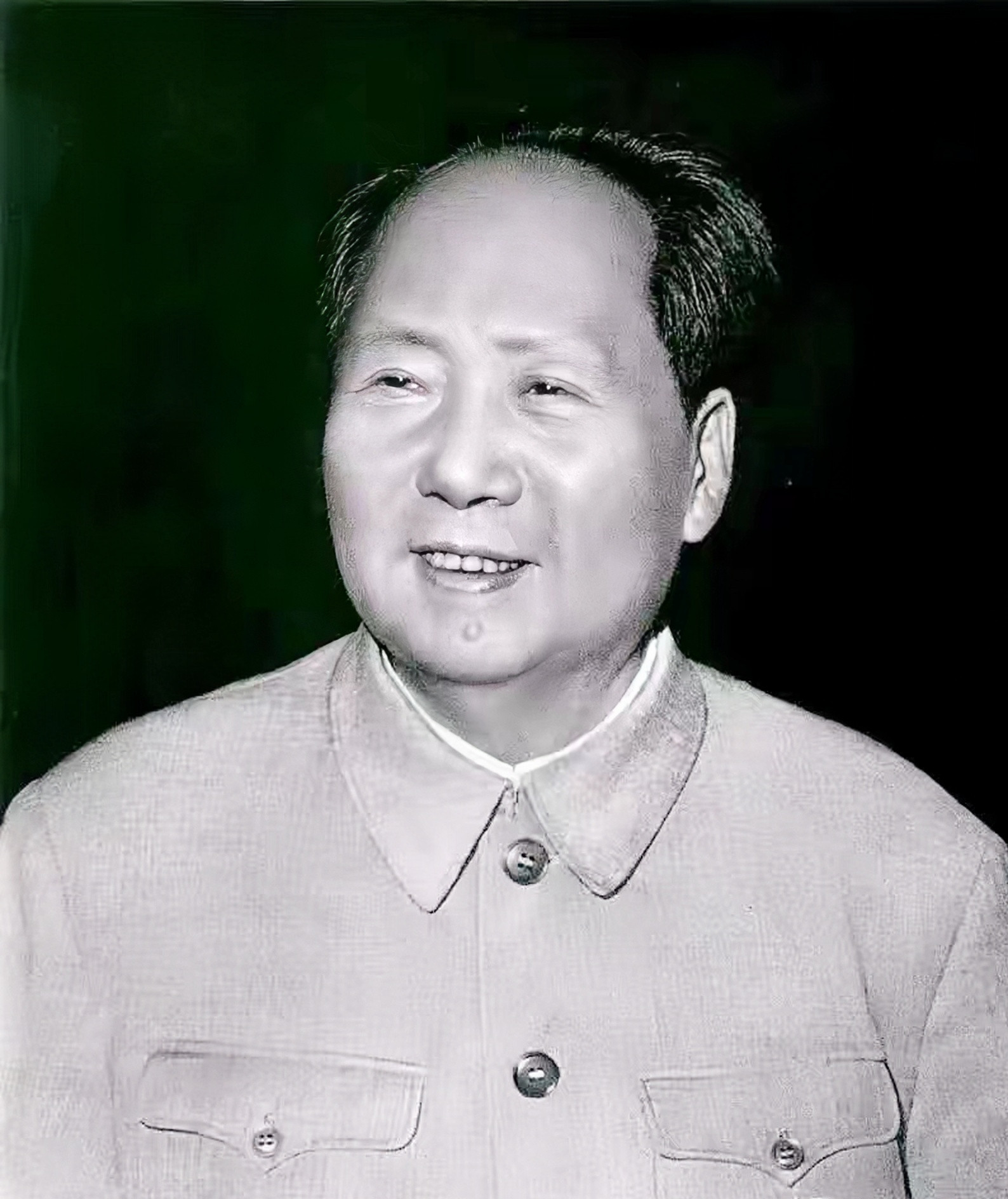 1966年10月24日，毛主席召集中央领导开会，他说把刘邓的大字报贴到大街上不好