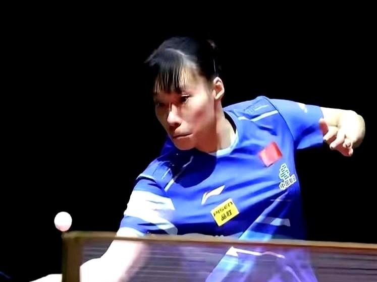 0-2落后，这球没法打了吧？纵歌曼偏不信邪，硬是连扳三局逆转了队友覃予萱！这