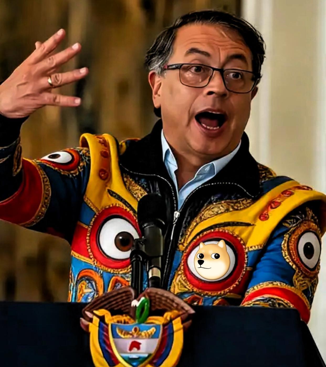 果然被我猜到了，这简直比好莱坞大片还刺激，哥伦比亚总统佩特罗坐在直升机上