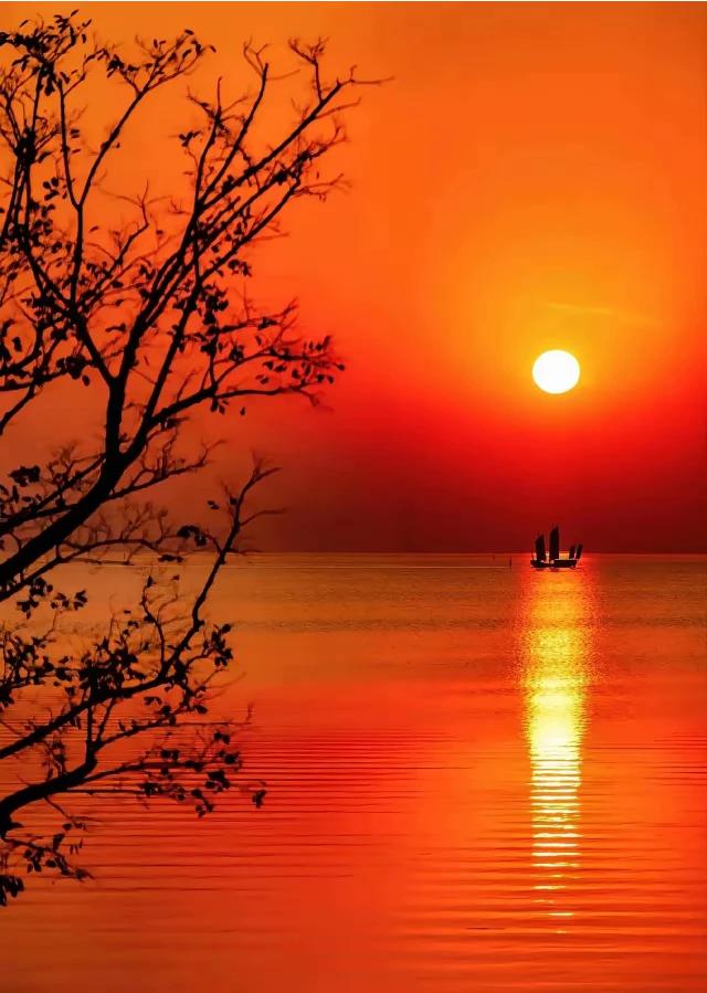 上联：晨曦普照千家乐下联：暮雨催凉万户心