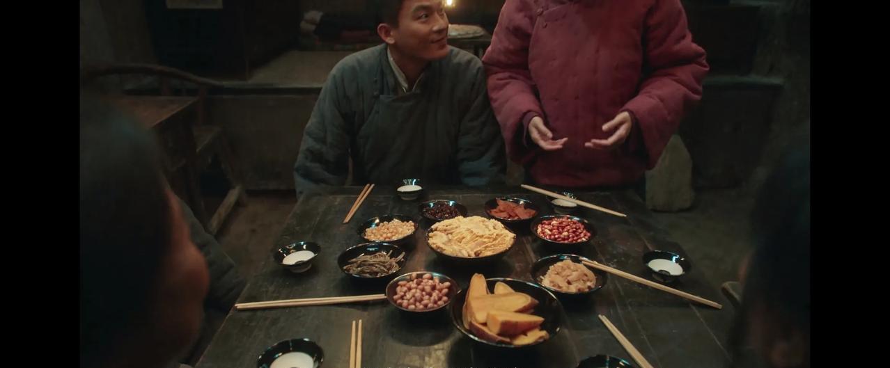 《生万物》宁绣绣亲自下厨做了一大桌子菜，还特意把封四一家和铁头母子叫来一起过年