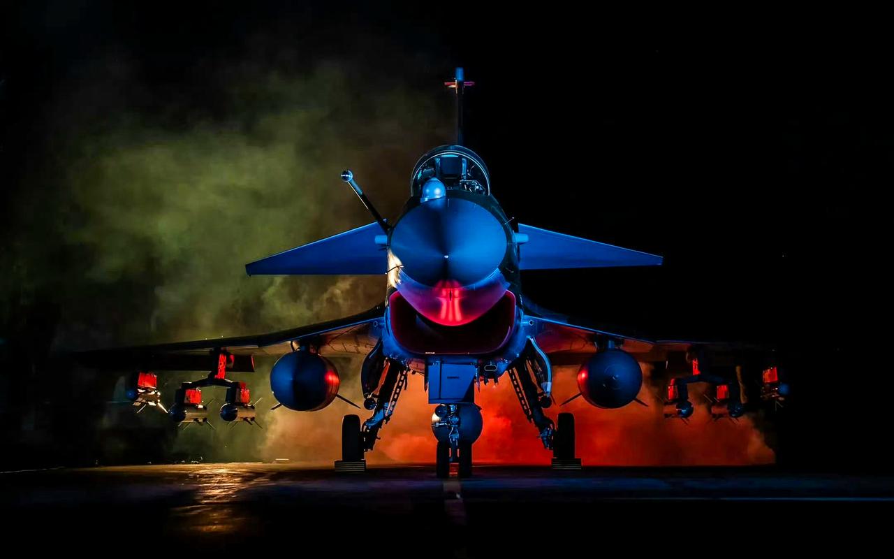 这就是阵风杀手——歼十CP的夜间满载美图，从这个角度，恰好可以看到十C丰满的D